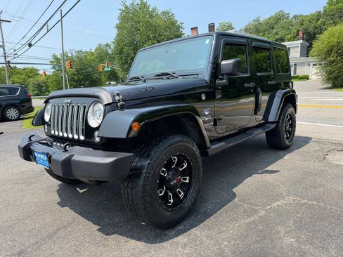 Used 2017 Jeep Wrangler Unlimited Sahara w/ Connectivity Group AWD/4WD image 3