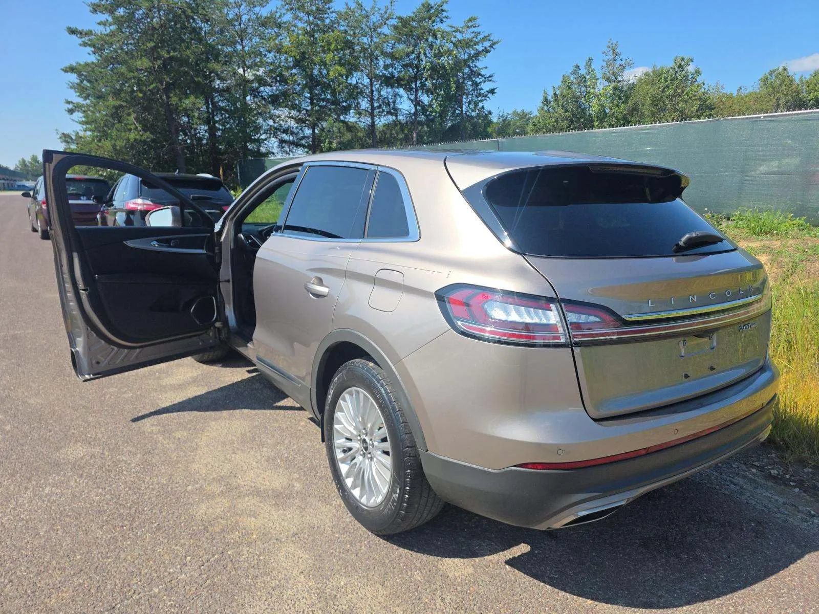 Used 2019 Lincoln Nautilus Premier AWD/4WD image 2