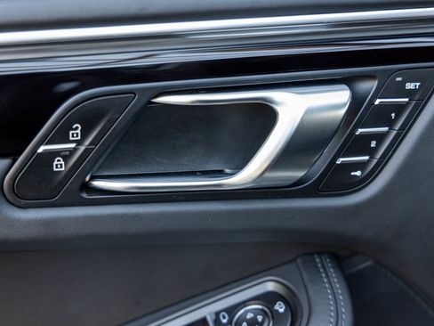 Certified 2024 Porsche Macan image 22