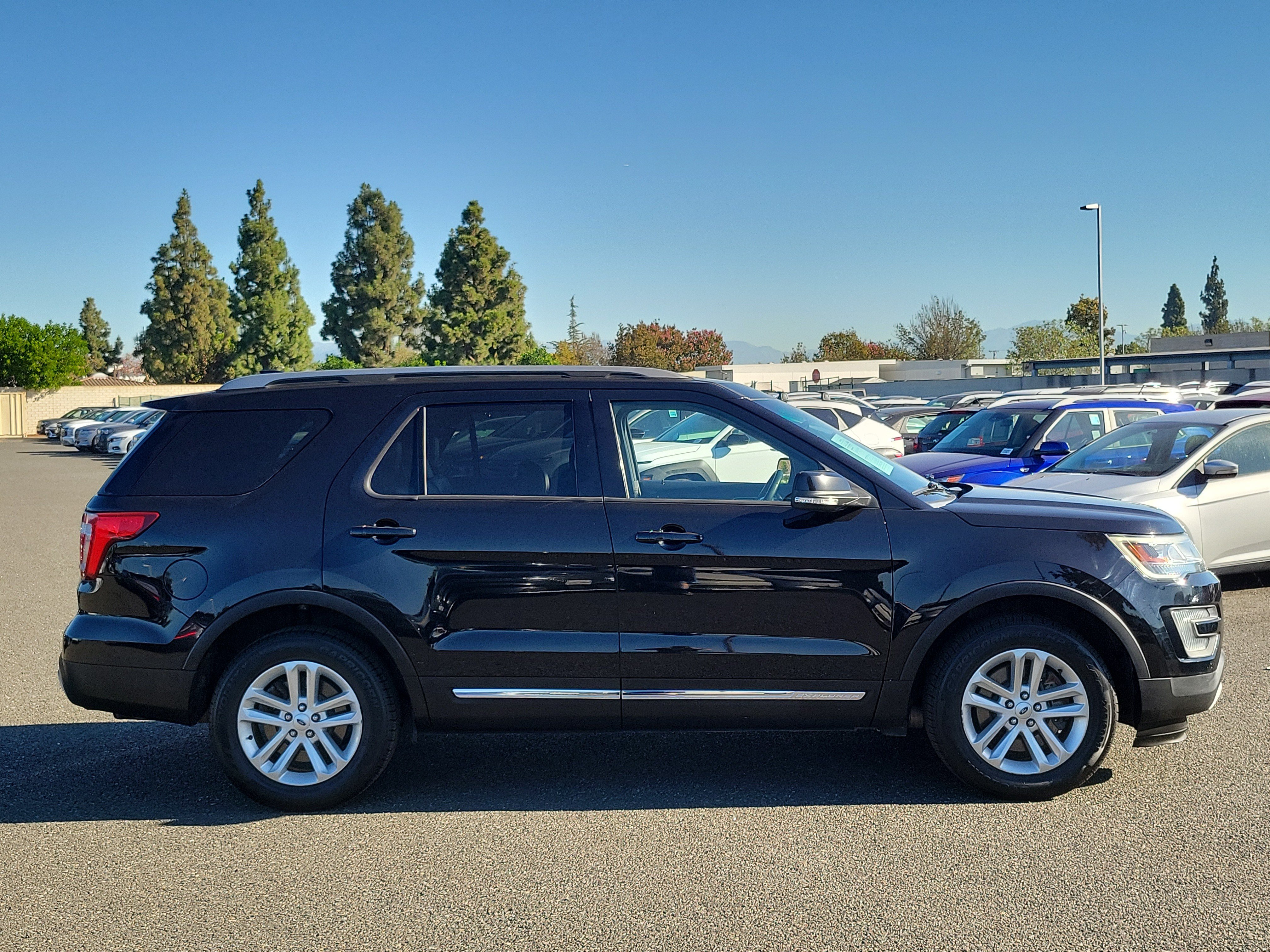 Used 2017 Ford Explorer XLT w/ Equipment Group 202A FWD image 5