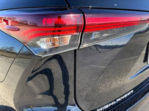 Certified 2024 Toyota Highlander LE image 28
