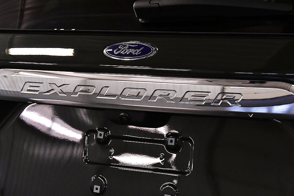 Used 2024 Ford Explorer XLT w/ Equipment Group 202A AWD/4WD image 11