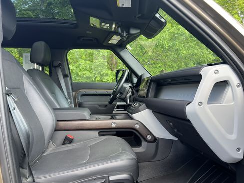 Used 2023 Land Rover Defender 110 S image 22