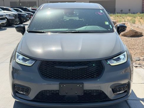 Used 2024 Chrysler Pacifica Select image 3