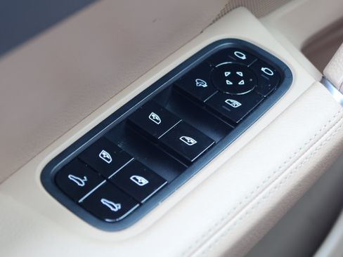 Used 2021 Porsche Cayenne AWD/4WD image 14