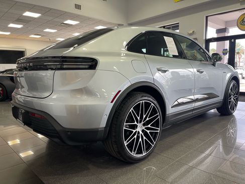 Used 2025 Porsche Macan 4S Electric AWD/4WD image 5