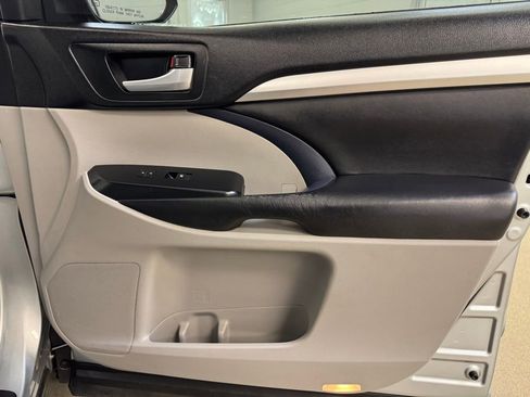 Used 2019 Toyota Highlander XLE FWD image 28
