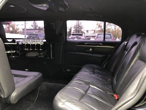 Used 2011 Lincoln Town Car Executive image 10