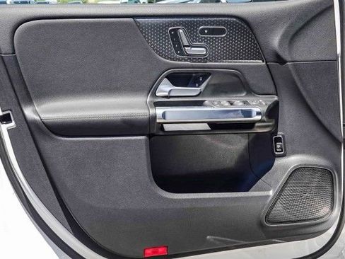 Used 2024 Mercedes-Benz EQB 300 4MATIC image 20