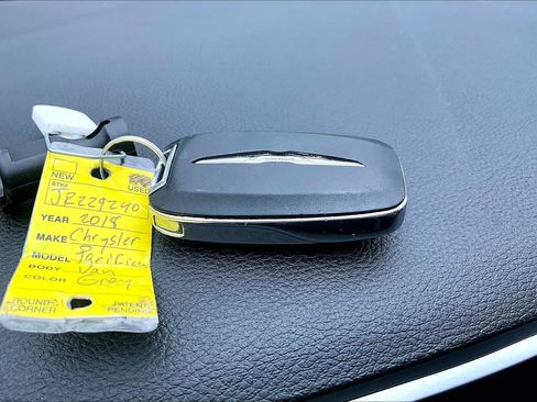 Used 2018 Chrysler Pacifica Limited w/ S Appearance Package FWD image 14