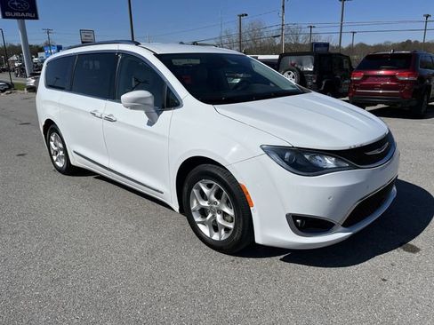 Used 2019 Chrysler Pacifica Touring-L Plus FWD image 11