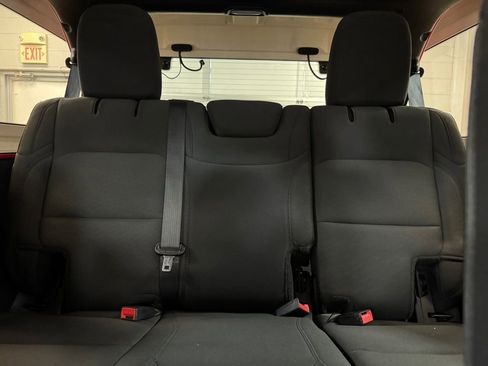 Used 2019 Jeep Wrangler Unlimited Sahara AWD/4WD image 14
