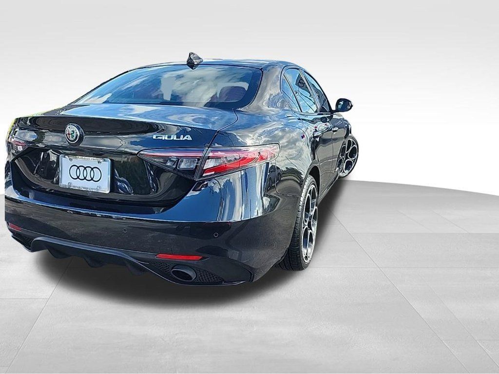 Used 2024 Alfa Romeo Giulia Veloce AWD/4WD image 5