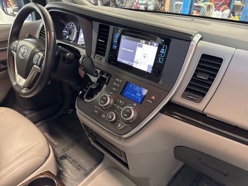 Used 2017 Toyota Sienna XLE w/ XLE Navigation Package FWD image 25