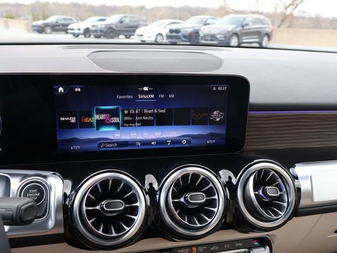 Used 2025 Mercedes-Benz GLB 250 4MATIC image 23