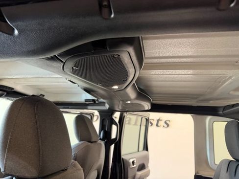 Used 2025 Jeep Wrangler Unlimited Sahara AWD/4WD image 28