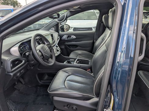 Used 2025 Chrysler Pacifica Limited FWD image 17