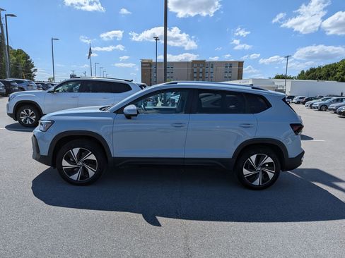 Used 2025 Volkswagen Taos SE AWD/4WD image 6