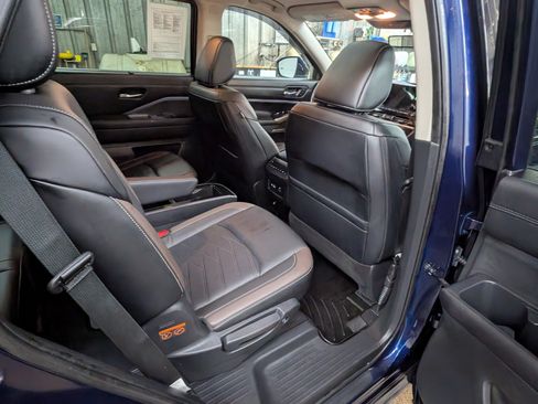 Used 2024 Nissan Pathfinder Platinum AWD/4WD image 7