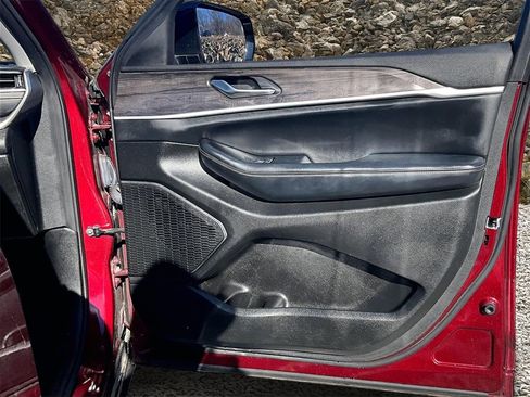 Used 2023 Jeep Grand Cherokee Limited image 21