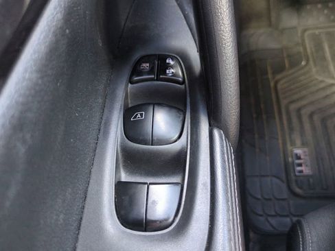 Used 2018 Nissan Rogue SV FWD image 19
