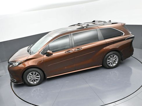 Used 2023 Toyota Sienna XLE image 35