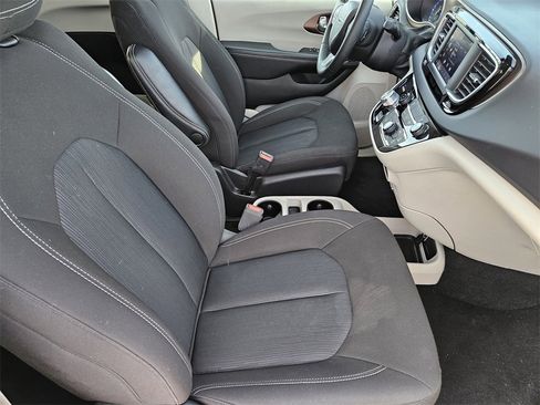 Used 2023 Chrysler Voyager LX image 10