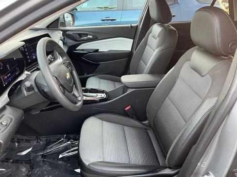 Used 2025 Chevrolet Trax LT image 34