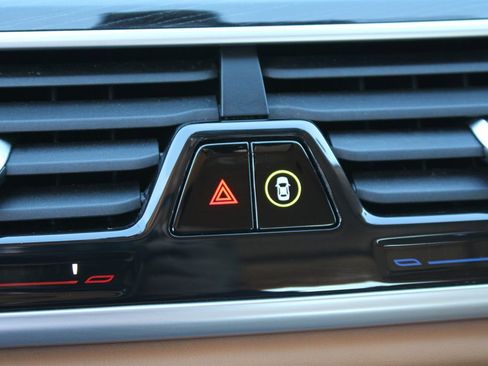 Used 2018 BMW 740i image 31