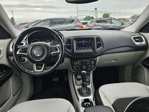 Used 2018 Jeep Compass Latitude w/ Popular Equipment Group AWD/4WD image 3