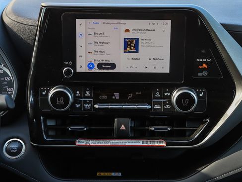 Used 2025 Toyota Highlander XLE image 14