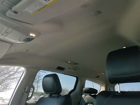 Used 2024 Chrysler Pacifica Touring-L image 34