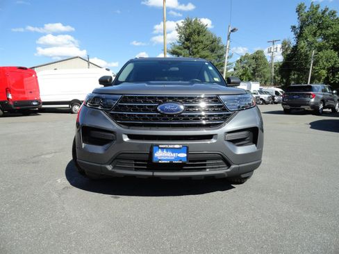 Used 2023 Ford Explorer XLT AWD/4WD image 2