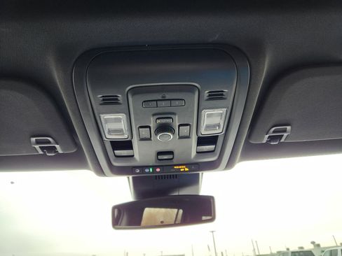 Used 2023 GMC Yukon XL SLT w/ SLT Luxury Package image 16