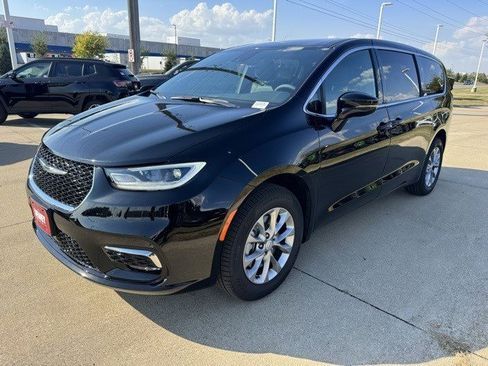 New 2026 Chrysler Pacifica Select image 3