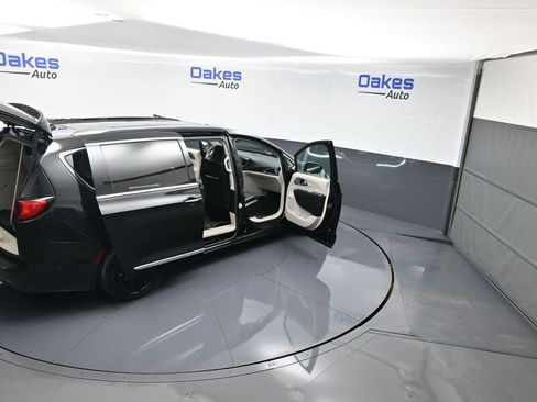 Used 2018 Chrysler Pacifica Limited w/ Advanced Safetytec Group image 60