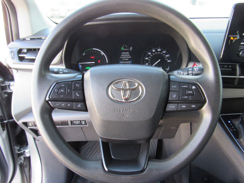 Used 2022 Toyota Sienna LE image 13