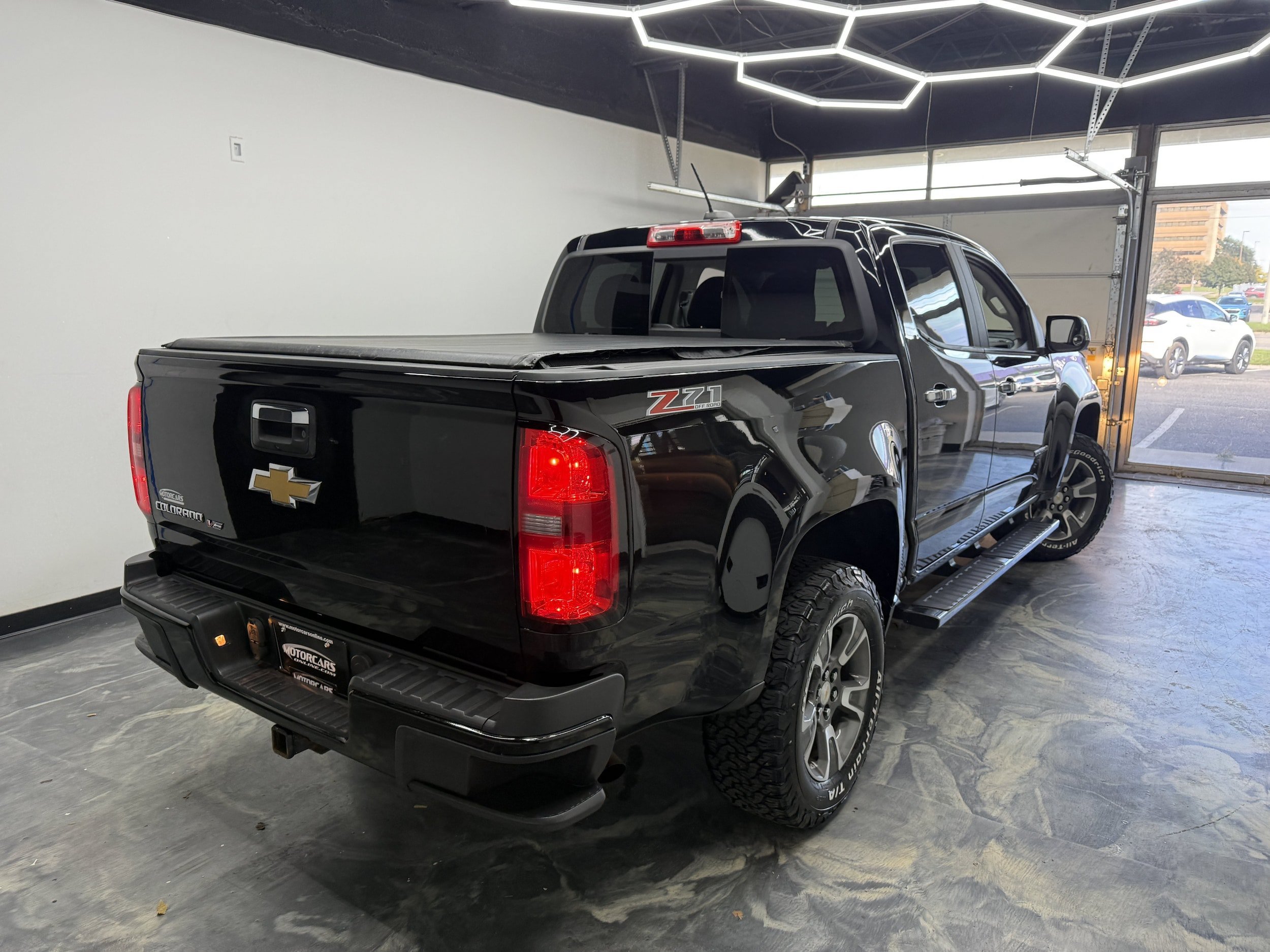 Used 2017 Chevrolet Colorado Z71 AWD/4WD image 2