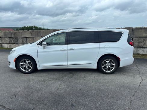 Used 2019 Chrysler Pacifica Limited w/ Advanced Safetytec Group FWD image 4