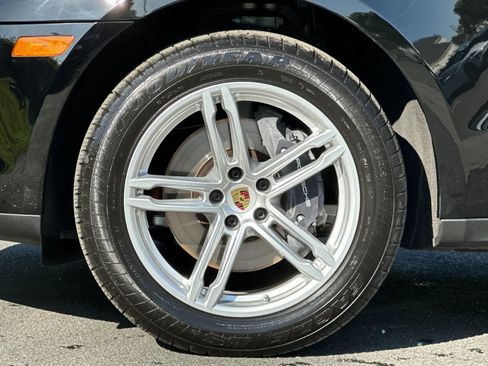 Certified 2025 Porsche Macan AWD/4WD image 30
