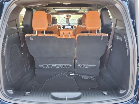 Used 2025 Chrysler Pacifica Pinnacle FWD image 32