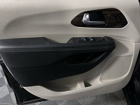 Certified 2024 Chrysler Pacifica Limited image 25