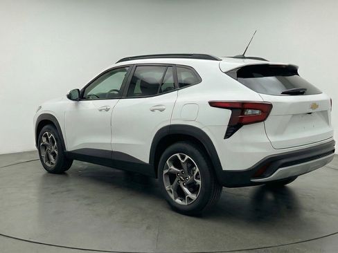 Used 2025 Chevrolet Trax LT w/ LT Convenience Package image 6