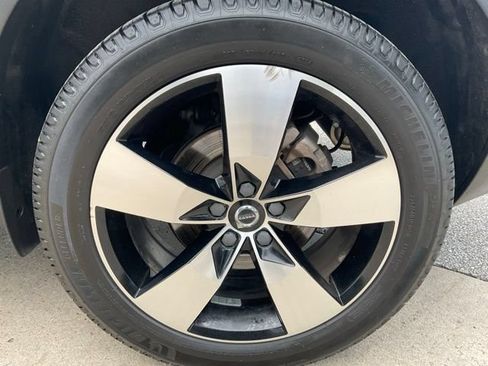 Used 2020 Volvo XC40 T5 Momentum w/ Protection Package Premier AWD/4WD image 9