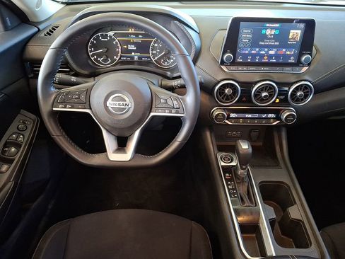 Used 2020 Nissan Sentra SV image 2