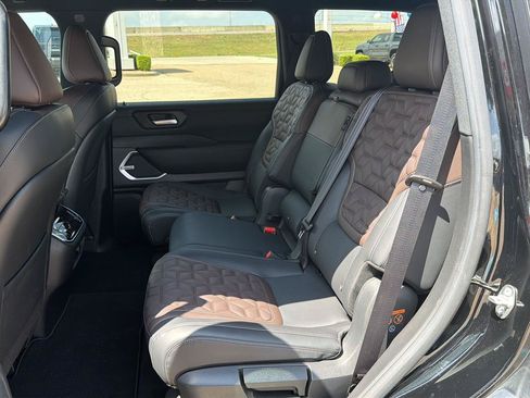 Used 2025 Nissan Armada Platinum Reserve AWD/4WD image 12