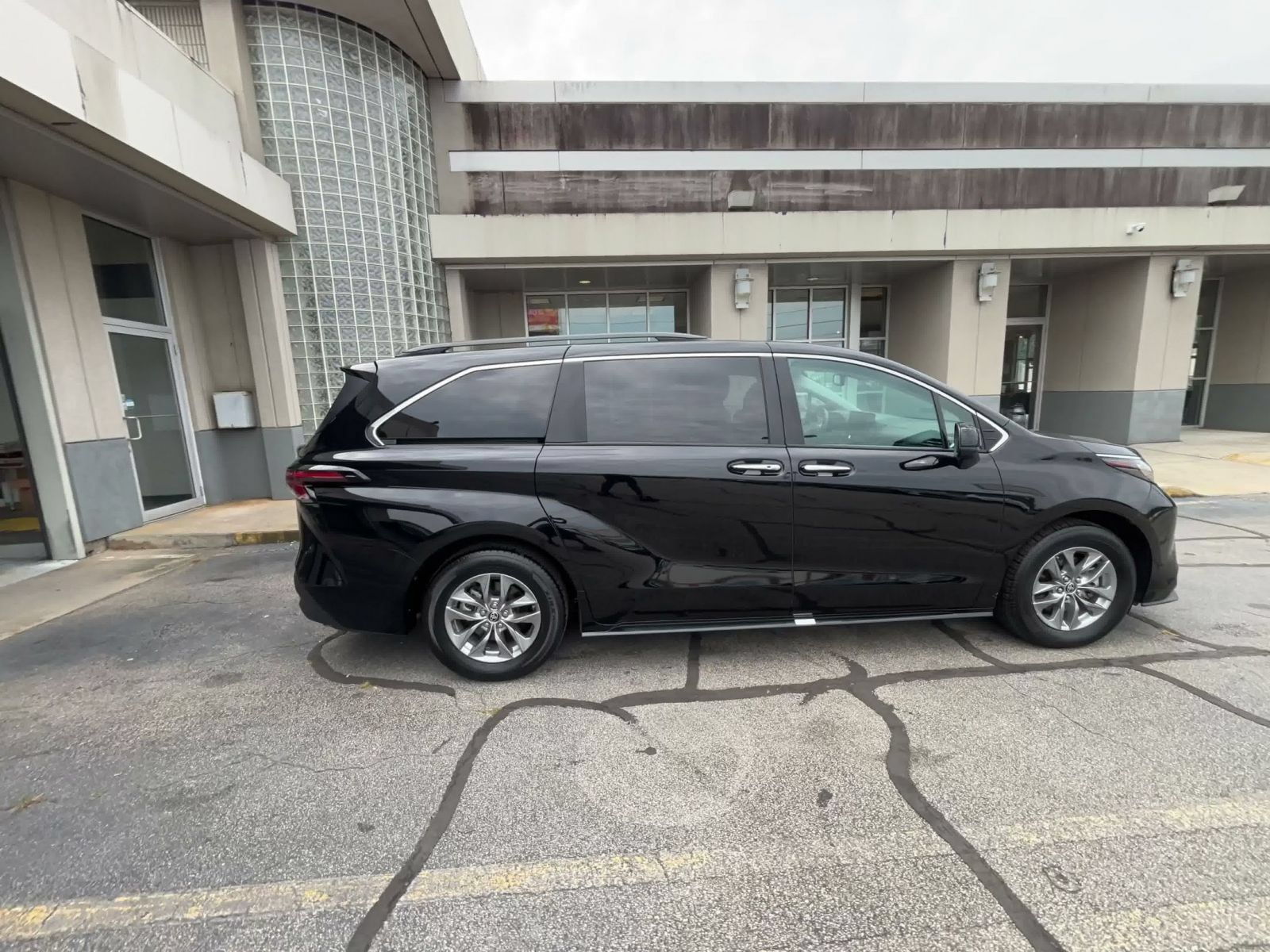 Used 2025 Toyota Sienna XLE FWD image 15