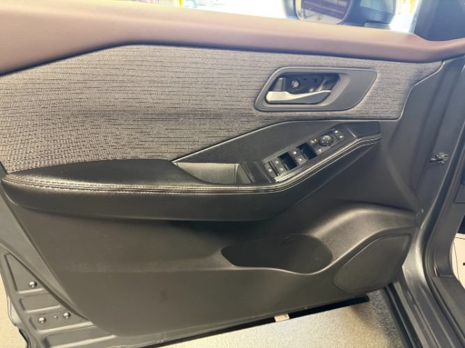 Used 2023 Nissan Rogue SV FWD image 9