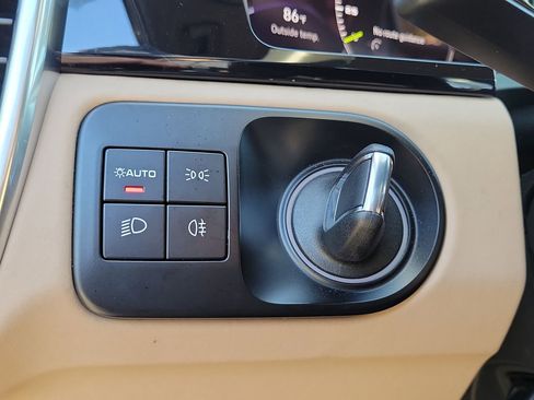 Used 2023 Porsche Cayenne Platinum Edition image 26