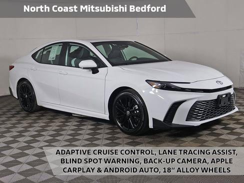 Used 2025 Toyota Camry SE image 1